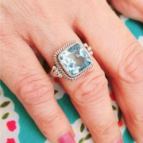 Elegant Silver Ring with Blue Gemstone - Picture 2 of 2